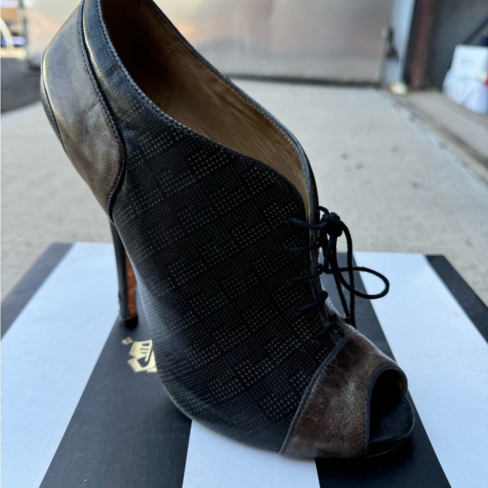 Size 8 LAMB heels, lightly worn - Picture 2 of 2